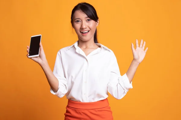 Jong aziatisch vrouw met mobiele telefoon. — Stockfoto