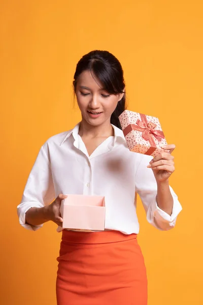 Jonge Aziatische vrouw open een doos van de gift. — Stockfoto