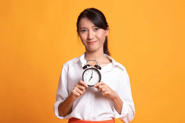 Joven asiática sonrisa con un reloj . —  Fotos de Stock