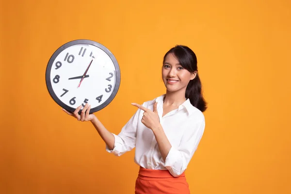 Fiatal ázsiai nő pont egy óra. — Stock Fotó