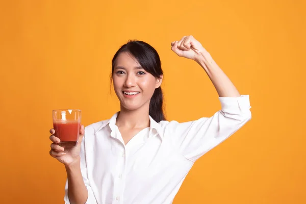 Mulher asiática saudável forte com suco de tomate . — Fotografia de Stock