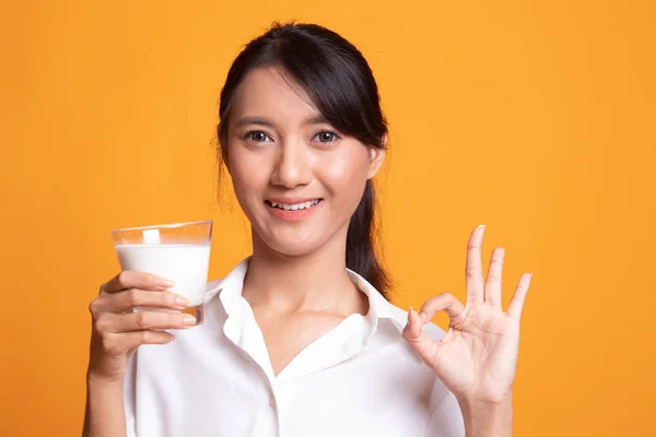 Gesunde asiatische Frau trinken ein Glas Milch zeigen ok Zeichen. — Stockfoto