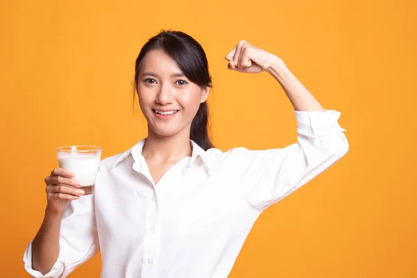 Saludable mujer asiática bebiendo un vaso de leche . — Foto de Stock