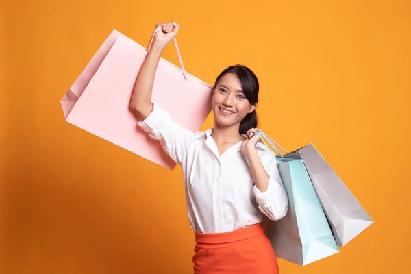 Jonge Aziatische vrouw tevreden boodschappentas. — Stockfoto