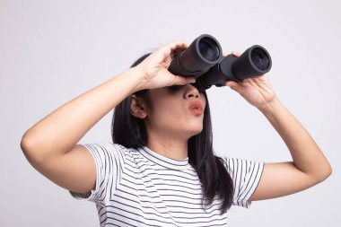 Dürbün ile genç Asyalı kadın.