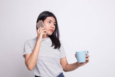 Genç Asyalı kadın ile cep telefonu ve kahve fincanı.