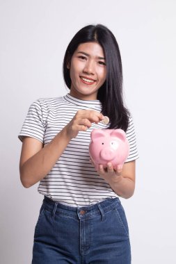 Sikke ve domuz para banka ile Asyalı kadın.