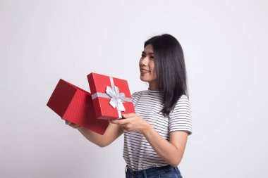Genç Asyalı kadın açık bir hediye kutusu.