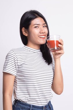 Genç Asyalı kadın içki domates suyu.