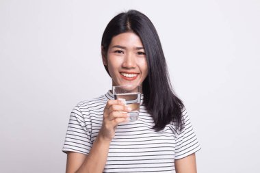 Genç Asyalı kadın ile içme suyu bir bardak.