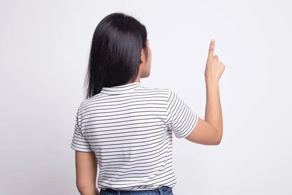 Dos de femme asiatique touchant l'écran avec son doigt . — Photo