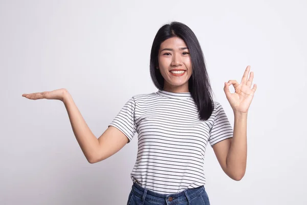 Hermosa joven asiática mostrar la palma de la mano y OK signo . — Foto de Stock