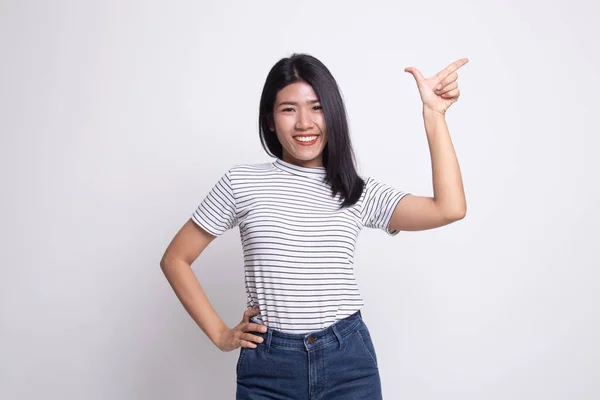 Joven mujer asiática sonrisa y punto . — Foto de Stock