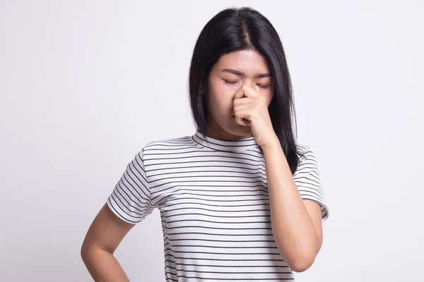 Ung asiatisk kvinna fick sjuka och huvudvärk. — Stockfoto