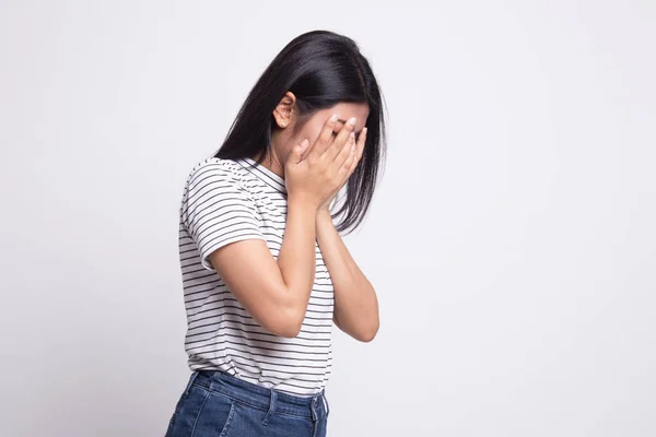 Smutný mladý asijské žena pláč s dlaní na tvář. — Stock fotografie