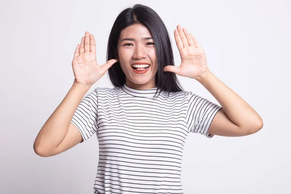 Joven asiática mujer sticking su lengua fuera . —  Fotos de Stock