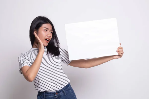 Joven mujer asiática sorpresa con blanco en blanco signo . —  Fotos de Stock