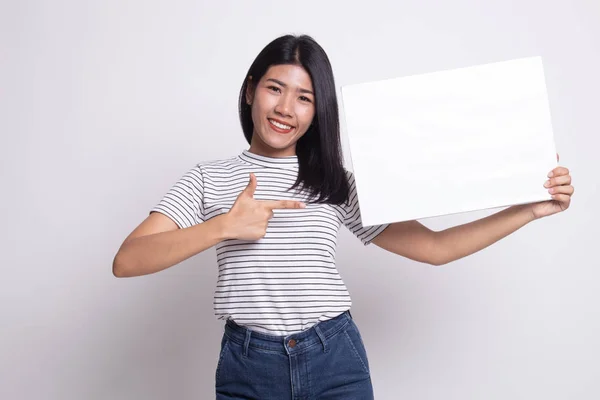 Joven asiática punto a blanco signo . — Foto de Stock