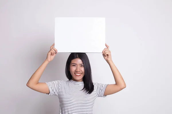 Joven mujer asiática con blanco signo en blanco . — Foto de Stock