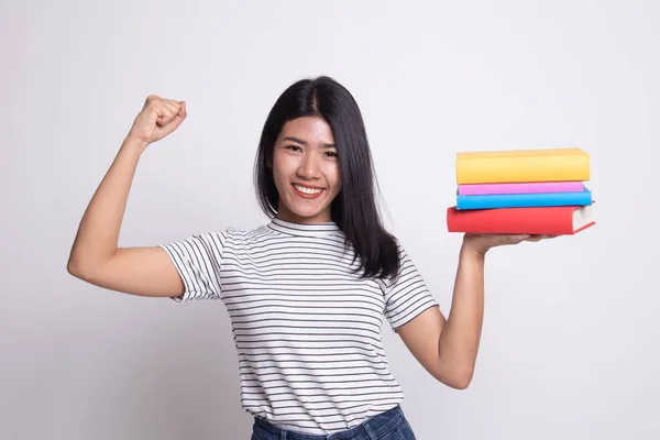 Junge asiatische Frau studiert mit May-Büchern. — Stockfoto