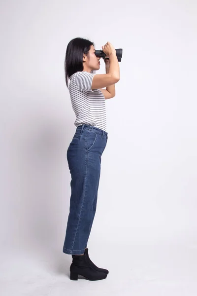 Genç Asyalı kadın dürbün ile tam vücut. — Stok fotoğraf