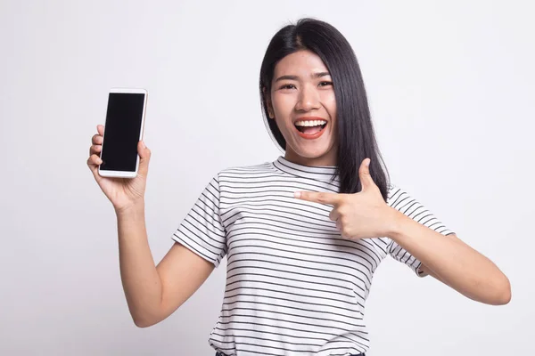 Jovem mulher asiática excitada apontar para o telefone móvel . — Fotografia de Stock