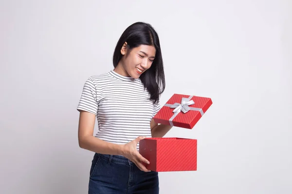 Joven mujer asiática abrir una caja de regalo . — Foto de Stock