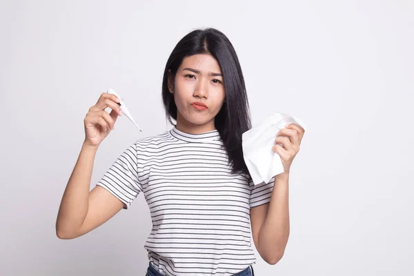 Jovem mulher asiática ficou doente e gripe . — Fotografia de Stock