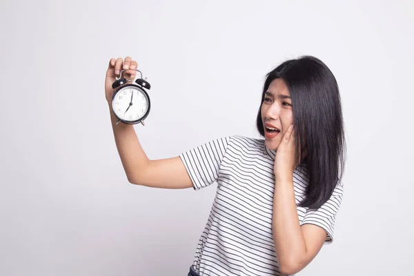 Jeune femme asiatique est stressé avec une horloge . — Photo