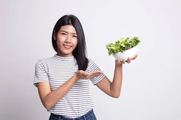 Donna asiatica sana con insalata . — Foto Stock