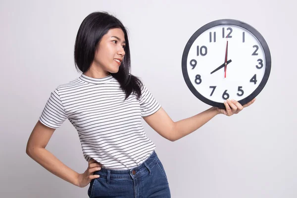 Jovem mulher asiática com um relógio. — Fotografia de Stock