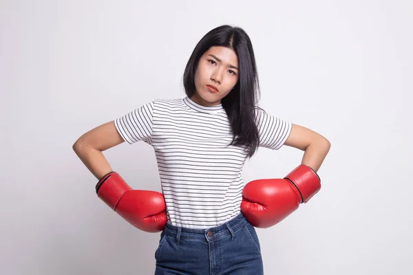 Jeune femme asiatique avec des gants de boxe rouge. — Photo