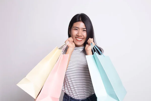Mooie jonge Aziatische vrouw met shopping tassen. — Stockfoto
