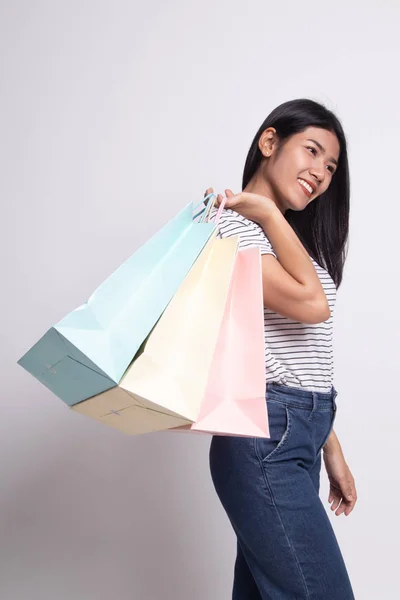 Ung asiatisk kvinna nöjd med shopping väska. — Stockfoto