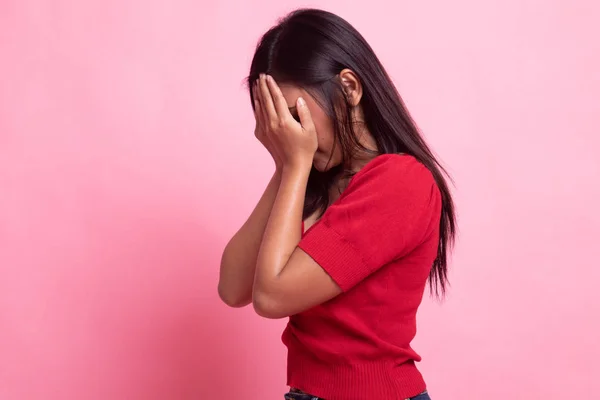 Triste jovem mulher asiática chorar com palma para cara. — Fotografia de Stock