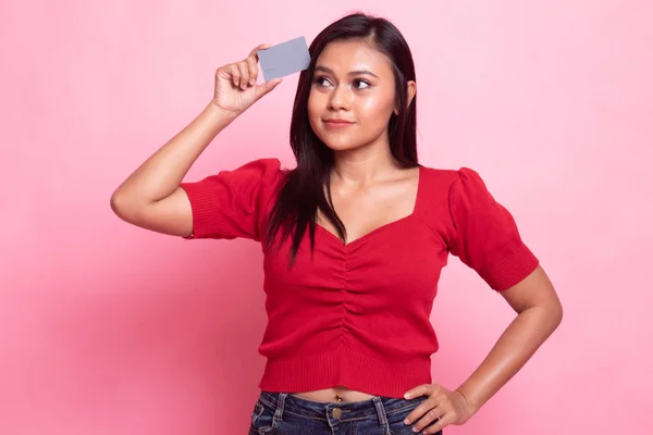Fiatal ázsiai nő szerintem egy üres kártya. — Stock Fotó
