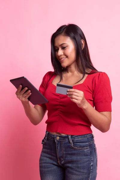 Jeune femme asiatique est shopping en ligne avec carte de crédit et tablette — Photo