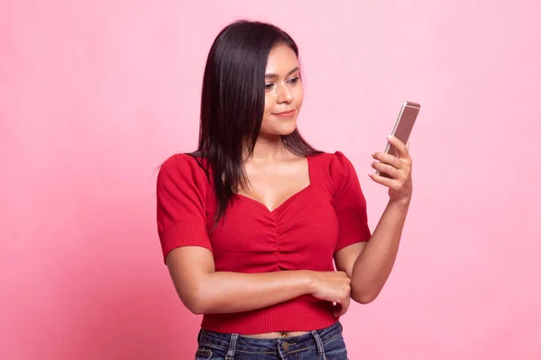 Jeune femme asiatique avec téléphone mobile. — Photo