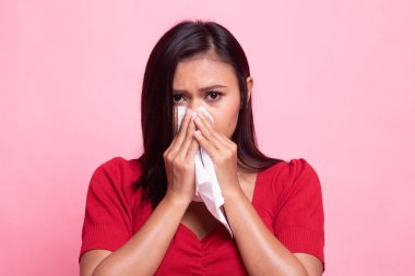 Genç Asyalı kadın hasta ve grip var.