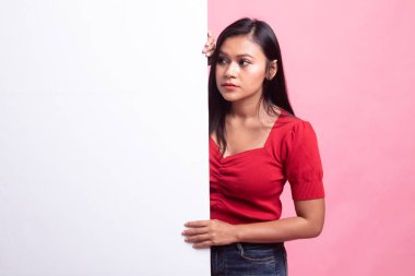 Boş işareti ile genç Asyalı kadın.