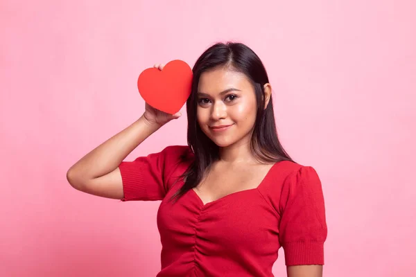 Mulher asiática com coração vermelho . — Fotografia de Stock
