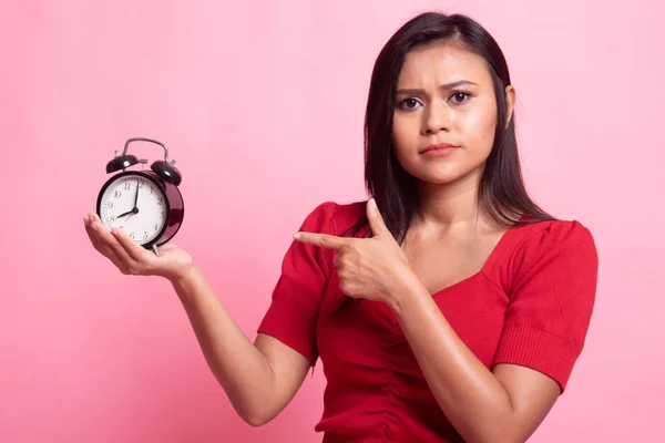 Irritado jovem mulher asiática apontar para um relógio . — Fotografia de Stock