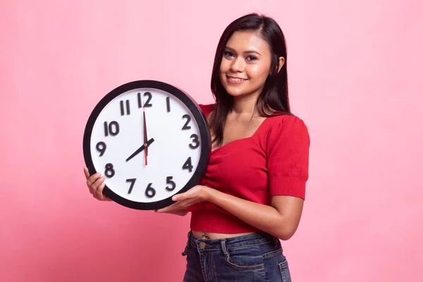 Joven asiático mujer con un reloj. —  Fotos de Stock