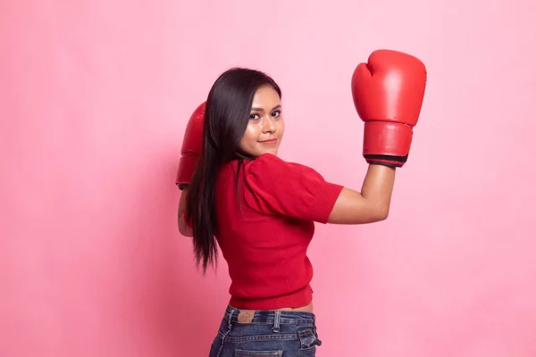 Молода азіатка з червоними боксерськими рукавичками . — стокове фото