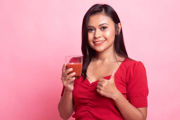 Genç Asyalı kadın Yaşasın domates suyu ile. — Stok fotoğraf