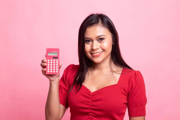 Asiatique femme sourire avec calculatrice . — Photo