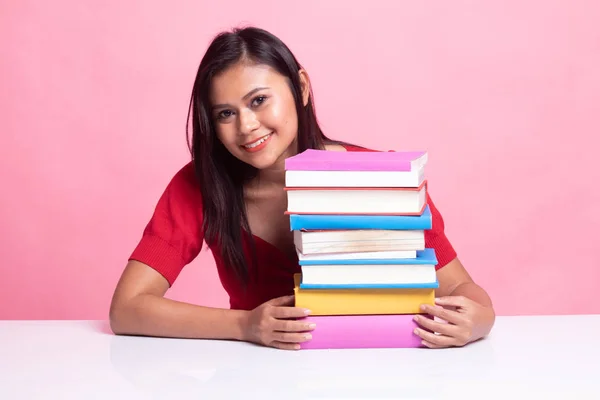 Szczęśliwa młoda kobieta azjatyckich czytać książki z książek na stole. — Zdjęcie stockowe