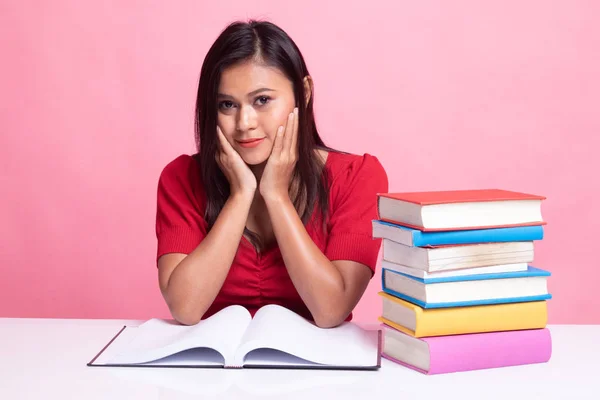 Giovane donna asiatica leggere un libro con libri sul tavolo . — Foto Stock