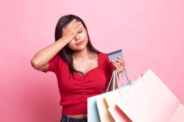 Mujer asiática joven infeliz con bolsas de compras y tarjeta de crédito . —  Fotos de Stock