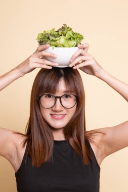 Salata sağlıklı Asyalı kadın.